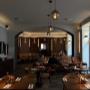 Einladendes Ambiente bei Fine Fine in der Argentinierstraße. Die moderne Beleuchtung und das warme Holzdesign schaffen eine exklusive Atmosphäre für italienisches Fine Dining.