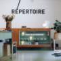 Concept Store RÉPERTOIRE in Wien – elegantes Interieur mit ausgewählten Geschenken, Designobjekten und dekorativen Wohnaccessoires.