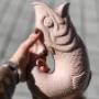Stilvolle Gurgly Vase in Fischform in Rosa, ein originelles Design-Highlight und beliebtes Wohnaccessoire, erhältlich bei Répertoire Wien – Concept Store für außergewöhnliche Dekoartikel.