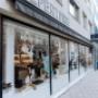 Außenansicht vom Repertoire Wien im 7. Bezirk – moderner Concept Store für Design, Wohnaccessoires und Geschenkideen mit stilvoller Schaufensterfront.