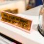 Witziges Büroschild in Rosé-Gold mit der Aufschrift „I will start working when my coffee does“. Lustiges Deko-Accessoire für Schreibtisch und Homeoffice – perfekt als Geschenkidee für Kaffee-Liebhaber.