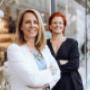 Ellen Hofmann und Mag. Angelika Harrer, die Geschäftsführerinnen von RÉPERTOIRE Wien, vor dem Concept Store. Mit ihrem Gespür für Design und Lifestyle prägen sie die kreative Ausrichtung des Geschäfts.
