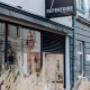 Repertoire Wien Außenansicht mit großem Schaufenster – Concept Store für außergewöhnliche Geschenke, Lifestyle-Produkte und moderne Einrichtung in Wien.