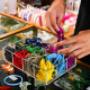 Bunte Haargummis in Box – elastische Schnüre in vielen Farben von Rot bis Gelb, ideal für kreative Frisuren. Praktisch, langlebig und ein farbenfrohes Accessoire für Alltag, Sport und Festival.