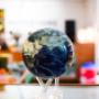Magellan Globe – hochwertiger Globus in realistischer 3D-Optik, dekoratives Highlight und Geschenkidee, erhältlich bei Répertoire Wien.