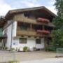 Hauseingang Westseite mit Parkplatz