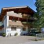 Hauseingang Westseite mit Parkplatz