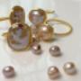 Exklusiver handgefertigter Schmuck: Elegante Ringe mit Barockperlen und Golddraht. Edler Naturstein Schmuck für besondere Anlässe von ONI Boutique.