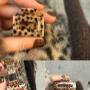 Trendige Haarklammer mit Leoparden-Muster. Koreanische Haaraccessoires aus robustem Acetat. Stilvoller Haarschmuck für jeden Tag von ONI Boutique.