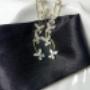 Funkelnde Ohrringe mit Schmetterlings-Motiv und Kristallen. Eleganter koreanischer Schmuck für besondere Anlässe, kuratiert von der ONI Boutique Schmuck Boutique.