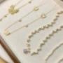 Handgefertigte Naturstein Halsketten und Perlenketten mit Schmetterlings-Anhängern. Fair Fashion Schmuck von ONI Boutique, ein Female Owned Schmucklabel.