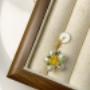 Detail einer handgefertigten Halskette mit Blumen-Anhänger aus Perlen. Nachhaltige Schmuck Boutique Qualität von ONI Boutique für individuelle Looks.