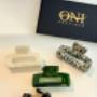 ONI Boutique Set: Nachhaltige Haarklammern in Marmor-Optik und Grün. Hochwertige Accessoires aus einem koreanischen Accessoires Store Design.
