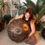 Mit kraftvollem und tiefen Klang stehen die Magical Handpans für Sinnlichkeit. Sie implizieren in ihrer Form und ihren feinen Schwingungen symbolisch das Feminine. Ihr magisches Klangfeld zeichnet sich durch sehr stabile Töne aus.

Du kannst die Magical Handpan im Handpan Showroom Wien ausprobieren und kaufen oder bei www.Handpan.World online bestellen.