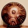 Die Aelo Handpan zeichnet sich durch einen warmen und langanhaltenden Klang aus. Auf Grund des perfekt ausbalanzierten Nachklangs und der ausgewogenen Schwingungsentwicklung, ist die Aelo Handpan die perfekte Kombination aus Percussion- und Melodieinstrument. Bereits bei leichter Berührung entstehen feine und ausgeprägte Klänge. Dies sorgt für eine ausdrucksstarke und detailreiche Klang-Performance. Die Aelo Handpan zeichnet sich durch einen warmen und langanhaltenden Klang aus. Auf Grund des perfekt ausbalanzierten Nachklangs und der ausgewogenen Schwingungsentwicklung, ist die Aelo Handpan die perfekte Kombination aus Percussion- und Melodieinstrument. Bereits bei leichter Berührung entstehen feine und ausgeprägte Klänge. Dies sorgt für eine ausdrucksstarke und detailreiche Klang-Performance.