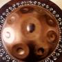 Die Svaraa Handpan erzeugt einen unglaublichen Reichtum an Obertönen und lässt das gesamte Instrument singen.
Erfahre innere Ruhe und Gelassenheit mit der melodiösen und faszinierenden Svaraa Handpan. Dieses wunderbare Instrument, welches von Fachleuten hergestellt und entwickelt wird, besitzt eine hohe Resonanz, die es schafft, Musik zum Leben zu erwecken.
Du kannst die Svaraa Handpan im Handpan Showroom Almtal ausprobieren und kaufen oder bei www.Handpan.World online bestellen. Die Svaraa Handpan erzeugt einen unglaublichen Reichtum an Obertönen und lässt das gesamte Instrument singen.
Erfahre innere Ruhe und Gelassenheit mit der melodiösen und faszinierenden Svaraa Handpan. Dieses wunderbare Instrument, welches von Fachleuten hergestellt und entwickelt wird, besitzt eine hohe Resonanz, die es schafft, Musik zum Leben zu erwecken.
Du kannst die Svaraa Handpan im Handpan Showroom Almtal ausprobieren und kaufen oder bei www.Handpan.World online bestellen.