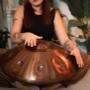 Die Aelo Handpan zeichnet sich durch einen warmen und langanhaltenden Klang aus. Auf Grund des perfekt ausbalanzierten Nachklangs und der ausgewogenen Schwingungsentwicklung, ist die Aelo Handpan die perfekte Kombination aus Percussion- und Melodieinstrument. Bereits bei leichter Berührung entstehen feine und ausgeprägte Klänge. Dies sorgt für eine ausdrucksstarke und detailreiche Klang-Performance. Die Aelo Handpan zeichnet sich durch einen warmen und langanhaltenden Klang aus. Auf Grund des perfekt ausbalanzierten Nachklangs und der ausgewogenen Schwingungsentwicklung, ist die Aelo Handpan die perfekte Kombination aus Percussion- und Melodieinstrument. Bereits bei leichter Berührung entstehen feine und ausgeprägte Klänge. Dies sorgt für eine ausdrucksstarke und detailreiche Klang-Performance.
