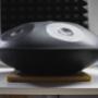 Du bist vom mystischen Klang der Handpan fasziniert, möchtest Dir Dein erste Handpan kaufen und erstmal auf ein günstiges Modell setzen? Mit unseren top Preis/Leistungs Black Magic Handpans bieten wir eine preiswerte Option, um auch mit einem kleineren Budget in die magischen Klangwelten der Handpan einzutauchen, ohne dabei auf eine gute Klangqualität oder vielseitigen Spielstil verzichten zu müssen.
Du kannst die Black Magic Handpan im Handpan Showroom Almtal ausprobieren und kaufen oder bei www.Handpan.World online bestellen. Du bist vom mystischen Klang der Handpan fasziniert, möchtest Dir Dein erste Handpan kaufen und erstmal auf ein günstiges Modell setzen? Mit unseren top Preis/Leistungs Black Magic Handpans bieten wir eine preiswerte Option, um auch mit einem kleineren Budget in die magischen Klangwelten der Handpan einzutauchen, ohne dabei auf eine gute Klangqualität oder vielseitigen Spielstil verzichten zu müssen.
Du kannst die Black Magic Handpan im Handpan Showroom Almtal ausprobieren und kaufen oder bei www.Handpan.World online bestellen.