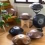 Wir haben im Handpan Showroom Almtal immer eine repräsentative Auswahl an handgefertigten Instrumenten von ausgewählten Handpan Herstellern zum kennenlernen vor Ort. Jeder Handpan Maker hat auf der Suche nach seinem perfekten Klang seine ganz eigenen Herangehensweisen, Prozesse und Methoden der Herstellung entwickelt. Das macht die Klangvielfalt unserer Handpan Auswahl so einzigartig. Unserer Erfahrung nach ist die Vergleichbarkeit verschiedener Instrumente sehr entscheidend, um die individuell zu Dir passende Handpan zu finden. Wir haben im Handpan Showroom Almtal immer eine repräsentative Auswahl an handgefertigten Instrumenten von ausgewählten Handpan Herstellern zum kennenlernen vor Ort. Jeder Handpan Maker hat auf der Suche nach seinem perfekten Klang seine ganz eigenen Herangehensweisen, Prozesse und Methoden der Herstellung entwickelt. Das macht die Klangvielfalt unserer Handpan Auswahl so einzigartig. Unserer Erfahrung nach ist die Vergleichbarkeit verschiedener Instrumente sehr entscheidend, um die individuell zu Dir passende Handpan zu finden.