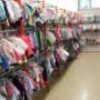 Regal mit gebrauchter Kinderbekleidung