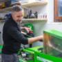 Wir haben eine eigene Skiwerkstatt und können hier diverse Arbeiten wie Bindungseinstellung, wachsen, schleifen, etc. sehr zeitnah mit fachkundigem Personal durchführen. Skiwerkstatt hat Montag-Freitag on 8.30-12 Uhr geöffnet
