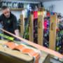 Alexander beim Herrichten von Tourenski in der Skiwerkstatt