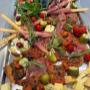 Hausgemachte Antipasti-Platte mit Käse, Salami, Prosciutto, Oliven und eingelegtem Gemüse. Ideal für Bio Catering, Mittagessen in Wien oder als Snack im vitmins Bio Restaurant in 1130 Wien – frisch, regional und liebevoll angerichtet.