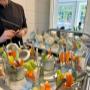 Frische Gemüsesticks mit hausgemachtem Dip im Glas, vorbereitet in der vitmins Küche. Perfekt für nachhaltiges Mittagessen, Bio Lunch in Wien oder als gesunder Snack für Seminare und Catering im Raum 1130 Wien.