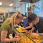 orbereitung in der vitmins Schulmensa in 1130 Wien: Team richtet gefüllte Eier und Häppchen frisch an – hausgemacht und ideal fürs Mittagsmenü, Mittagessen und Lunch in der Mensa Wien.