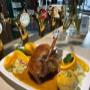 Knusprige Ente mit Kraut, Knödeln und Bratensaft – das D’Landsknecht Wien steht für echte Wiener Küche und herzhafte Spezialitäten.