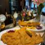 Wiener Schnitzel mit Preiselbeeren und Pommes – Klassiker der österreichischen Küche, frisch zubereitet im D’Landsknecht Wien.