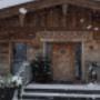 Winterliche Aufnahme des Eingangsbereichs von Aggstein Edelbrände mit verschneiter Umgebung und einladender Eingangstür. Das Firmengebäude vermittelt eine warme, hochwertige und traditionelle Atmosphäre trotz der winterlichen Kulisse.