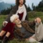 Zwei Models genießen einen besonderen Moment in der Natur auf einer alpinen Wiese und halten Gläser mit Edelbrand von Aggstein Edelbrände.