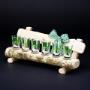 Schnapsbank von Aggstein Edelbrände mit bereitstehenden Schnapsgläsern für Verkostungen. Die rustikale Präsentation lädt zum Genießen hochwertiger Edelbrände in gemütlicher und traditioneller Atmosphäre ein.