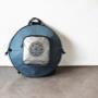 Die Handpan Rucksacktasche von Kita ist aus einem 3cm dicken Schaumstoff gefertigt, der weich und schützend Deine Handpan sicher einbettet. Die äußere Schicht besteht aus einem wasserdichten und strapazierfähigen Stoff, der es auch abkann, wenn Du ihn mal gröber über den Boden schleifst. An der Voderseite des Softcases ist eine zusätzliche Tasche angebracht, welche mit dem Kita Pantam - Logo aus künstlerischem Bild und Name verziert ist. Diese bietet ausreichend Stauraum für zum Beispiel Dein Pflege-, Spiel-, oder Aufnahme Equipment. Die Handpan Rucksacktasche von Kita ist aus einem 3cm dicken Schaumstoff gefertigt, der weich und schützend Deine Handpan sicher einbettet. Die äußere Schicht besteht aus einem wasserdichten und strapazierfähigen Stoff, der es auch abkann, wenn Du ihn mal gröber über den Boden schleifst. An der Voderseite des Softcases ist eine zusätzliche Tasche angebracht, welche mit dem Kita Pantam - Logo aus künstlerischem Bild und Name verziert ist. Diese bietet ausreichend Stauraum für zum Beispiel Dein Pflege-, Spiel-, oder Aufnahme Equipment.