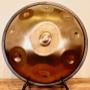 Unsere Vertreter nehmen sich die Zeit, Dich in die Welt der Handpans einzuführen, Dir die Möglichkeiten und Unterschiede näher zu bringen und auf Deine Fragen und Vorlieben einzugehen. Mit ihrer Unterstützung findest Du garantiert eine zu Dir passende Handpan. Bitte vereinbare im Vorfeld einen Termin.
Du kannst unsere Handpan Vielfalt im Handpan Showroom Salzburg ausprobieren und kaufen oder bei www.Handpan.World online bestellen. Unsere Vertreter nehmen sich die Zeit, Dich in die Welt der Handpans einzuführen, Dir die Möglichkeiten und Unterschiede näher zu bringen und auf Deine Fragen und Vorlieben einzugehen. Mit ihrer Unterstützung findest Du garantiert eine zu Dir passende Handpan. Bitte vereinbare im Vorfeld einen Termin.
Du kannst unsere Handpan Vielfalt im Handpan Showroom Salzburg ausprobieren und kaufen oder bei www.Handpan.World online bestellen.