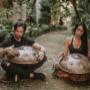 Die Spirit Wave Handpans stehen für ein besonders warmes Klangerlebnis. Deren sanften Töne, gewürzt mit einer vollmundigen Klangfarbe, gehen bis unter die Haut in jede Zelle. Der lang anhaltende und zugleich gut ausbalancierte Nachklang, auch bekannt als Sustain, sorgt für einen sphärischen Klangteppich - und das sowohl bei langsamerem als auch schnellerem Spielstil. Der volle, raumhaltende Klang schafft eine beruhigende, warme Atmosphäre.
Du kannst die Spirit Wave Handpan im Handpan Showroom Salzburg ausprobieren und kaufen oder bei www.Handpan.World online bestellen. Die Spirit Wave Handpans stehen für ein besonders warmes Klangerlebnis. Deren sanften Töne, gewürzt mit einer vollmundigen Klangfarbe, gehen bis unter die Haut in jede Zelle. Der lang anhaltende und zugleich gut ausbalancierte Nachklang, auch bekannt als Sustain, sorgt für einen sphärischen Klangteppich - und das sowohl bei langsamerem als auch schnellerem Spielstil. Der volle, raumhaltende Klang schafft eine beruhigende, warme Atmosphäre.
Du kannst die Spirit Wave Handpan im Handpan Showroom Salzburg ausprobieren und kaufen oder bei www.Handpan.World online bestellen.