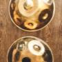 Die Extended Scales Handpans besitzen zusätzlichen Tonfeldern auf der Unterseite der Handpan - sogenannten Bottomnotes. Zu diesen gehören Handpans ab 12 und bis zu 24 Tonfeldern.
Diese Instrumente ermöglichen eine größere Variabilität in der Spielweise und ein größeres Spektrum zum Komponieren. Durch die erweiterte Anzahl an Tonfeldern entstehen weitere Tonfolgen (Scales/Stimmungen), als die vorgegebene Stimmung.
Du kannst die Extended Scales Handpan im Handpan Showroom Salzburg ausprobieren und kaufen oder bei www.Handpan.World online bestellen. Die Extended Scales Handpans besitzen zusätzlichen Tonfeldern auf der Unterseite der Handpan - sogenannten Bottomnotes. Zu diesen gehören Handpans ab 12 und bis zu 24 Tonfeldern.
Diese Instrumente ermöglichen eine größere Variabilität in der Spielweise und ein größeres Spektrum zum Komponieren. Durch die erweiterte Anzahl an Tonfeldern entstehen weitere Tonfolgen (Scales/Stimmungen), als die vorgegebene Stimmung.
Du kannst die Extended Scales Handpan im Handpan Showroom Salzburg ausprobieren und kaufen oder bei www.Handpan.World online bestellen.