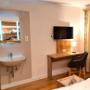Schreibtischanlage mit TV und WLAN Schreibtischanlage mit TV und WLAN