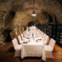 Tafel in der Weinkosterei Vinothek Burgenland