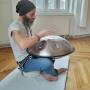 Du möchtest das Handpanspielen lernen? Dann bist Du bei mir genau richtig! In meinen Kursen in Wien und Tulln möchte ich den Leuten vermitteln, die Lust am Musik machen zu fördern, in eine andere Welt eintauchen, Sie klanglich zu entführen und zu verführen. Du möchtest das Handpanspielen lernen? Dann bist Du bei mir genau richtig! In meinen Kursen in Wien und Tulln möchte ich den Leuten vermitteln, die Lust am Musik machen zu fördern, in eine andere Welt eintauchen, Sie klanglich zu entführen und zu verführen.