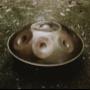 Die Spirit Wave Handpans eignen sich auf Grund des sehr klaren und feinen Klangs gut für Studio-Aufnahmen. Aus gutem Grund werden sie deswegen auch besonders gerne zur Begleitung von Meditation, Yoga und Klangreisen verwendet. Die Klänge öffnen einen Raum des inneren Erlebens, der Achtsamkeit und des sinnlichen Spürens.
Du kannst die Spirit Wave Handpan im Handpan Showroom, Workshops & Unterricht Wien ausprobieren und kaufen oder bei www.Handpan.World online bestellen. Die Spirit Wave Handpans eignen sich auf Grund des sehr klaren und feinen Klangs gut für Studio-Aufnahmen. Aus gutem Grund werden sie deswegen auch besonders gerne zur Begleitung von Meditation, Yoga und Klangreisen verwendet. Die Klänge öffnen einen Raum des inneren Erlebens, der Achtsamkeit und des sinnlichen Spürens.
Du kannst die Spirit Wave Handpan im Handpan Showroom, Workshops & Unterricht Wien ausprobieren und kaufen oder bei www.Handpan.World online bestellen.