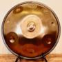 Unsere Vertreter nehmen sich die Zeit, Dich in die Welt der Handpans einzuführen, Dir die Möglichkeiten und Unterschiede näher zu bringen und auf Deine Fragen und Vorlieben einzugehen. Mit ihrer Unterstützung findest Du garantiert eine zu Dir passende Handpan. Bitte vereinbare im Vorfeld einen Termin.
Du kannst unsere Handpan Vielfalt im Handpan Showroom, Workshops & Unterricht Wien ausprobieren und kaufen oder bei www.Handpan.World online bestellen. Unsere Vertreter nehmen sich die Zeit, Dich in die Welt der Handpans einzuführen, Dir die Möglichkeiten und Unterschiede näher zu bringen und auf Deine Fragen und Vorlieben einzugehen. Mit ihrer Unterstützung findest Du garantiert eine zu Dir passende Handpan. Bitte vereinbare im Vorfeld einen Termin.
Du kannst unsere Handpan Vielfalt im Handpan Showroom, Workshops & Unterricht Wien ausprobieren und kaufen oder bei www.Handpan.World online bestellen.
