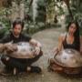 Die Spirit Wave Handpans stehen für ein besonders warmes Klangerlebnis. Deren sanften Töne, gewürzt mit einer vollmundigen Klangfarbe, gehen bis unter die Haut in jede Zelle. Der lang anhaltende und zugleich gut ausbalancierte Nachklang, auch bekannt als Sustain, sorgt für einen sphärischen Klangteppich - und das sowohl bei langsamerem als auch schnellerem Spielstil. Der volle, raumhaltende Klang schafft eine beruhigende, warme Atmosphäre.
Du kannst die Spirit Wave Handpan im Handpan Showroom, Workshops & Unterricht Wien ausprobieren und kaufen oder bei www.Handpan.World online bestellen. Die Spirit Wave Handpans stehen für ein besonders warmes Klangerlebnis. Deren sanften Töne, gewürzt mit einer vollmundigen Klangfarbe, gehen bis unter die Haut in jede Zelle. Der lang anhaltende und zugleich gut ausbalancierte Nachklang, auch bekannt als Sustain, sorgt für einen sphärischen Klangteppich - und das sowohl bei langsamerem als auch schnellerem Spielstil. Der volle, raumhaltende Klang schafft eine beruhigende, warme Atmosphäre.
Du kannst die Spirit Wave Handpan im Handpan Showroom, Workshops & Unterricht Wien ausprobieren und kaufen oder bei www.Handpan.World online bestellen.