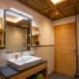 Dusche und WC in einem geräumigen Badezimmer