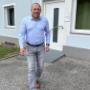 Thomas Zavadil vor der Praxis 1