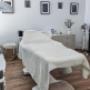 Der Behandlungsraum bei D´Art of Beauty - by Denise Offenzeller & Daniela Krestan in Wiener Neudorf bietet entspannende Gesichtsbehandlungen und Aquafacial im Kosmetikstudio.