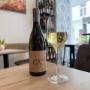 Ein Glas Grüner Veltliner im Wiener Genussladen in der Nelkengasse. Wir bieten eine Auswahl regionaler Delikatessen und Weine in authentischer Atmosphäre – Ihr gemütliches Café abseits des Trubels.