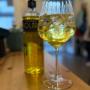 Sonniger Solar Spritz im Wiener Genussladen. Der ideale Aperitif in unserem Schanigarten in der Nelkengasse. Authentisches Wiener Flair und regionale Getränke-Spezialitäten.