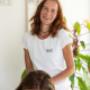 Freundliche Masseurin bei Chair Massage in Wiener Neustadt während einer Nackenmassage – Ihr Experte für Chair Massage und entspannende Kurzmassagen ohne Termin.